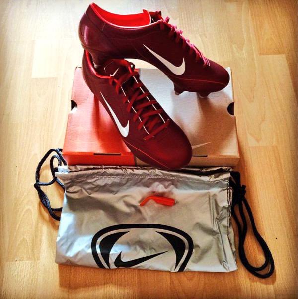 SundayChants's tweet photo. Getting a pair of these as a kid and thinking you had the pace of Thierry Henry. 🔥 https://t.co/ioPHjE9f9U