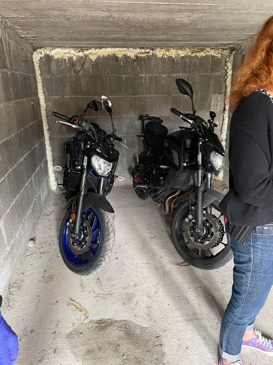 Ma moto à été volée cette nuit, retrouvée grâce au traceur qu'avait mon pote qui s'est fait piquer sa moto lui aussi. Juste cimer <a href="/GeoRideFR/">GeoRide FR</a> et <a href="/WalaneRider/">Walane 🏍</a> et très gros V à tous
(Ça part sur une commande direct après avoir récup ma moto du garage)