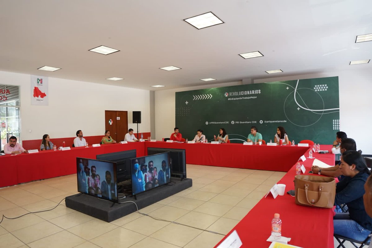 AbiArredondo's tweet photo. Preparamos  buenos proyectos para Querétaro y sus municipios, incluyendo y uniendo a todos: mujeres, hombres, jóvenes y a todos aquellos que buscan sumar.

El ánimo de los priistas sigue arriba, vamos a seguir fortaleciendo al partido más grande de México, el #PRI

#GenteValiente https://t.co/OieXjS7IGP