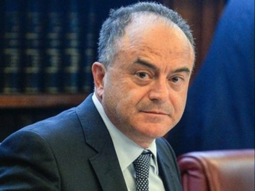 Piena vicinanza e sostegno al Procuratore #Gratteri e alla sua famiglia ai quali è stata rafforzata la scorta. La lotta alle mafie deve sempre essere al centro della nostra azione #politica, difendendo e rafforzando la legislazione #antimafia

#NicolaGratteri #giustizia #6maggio