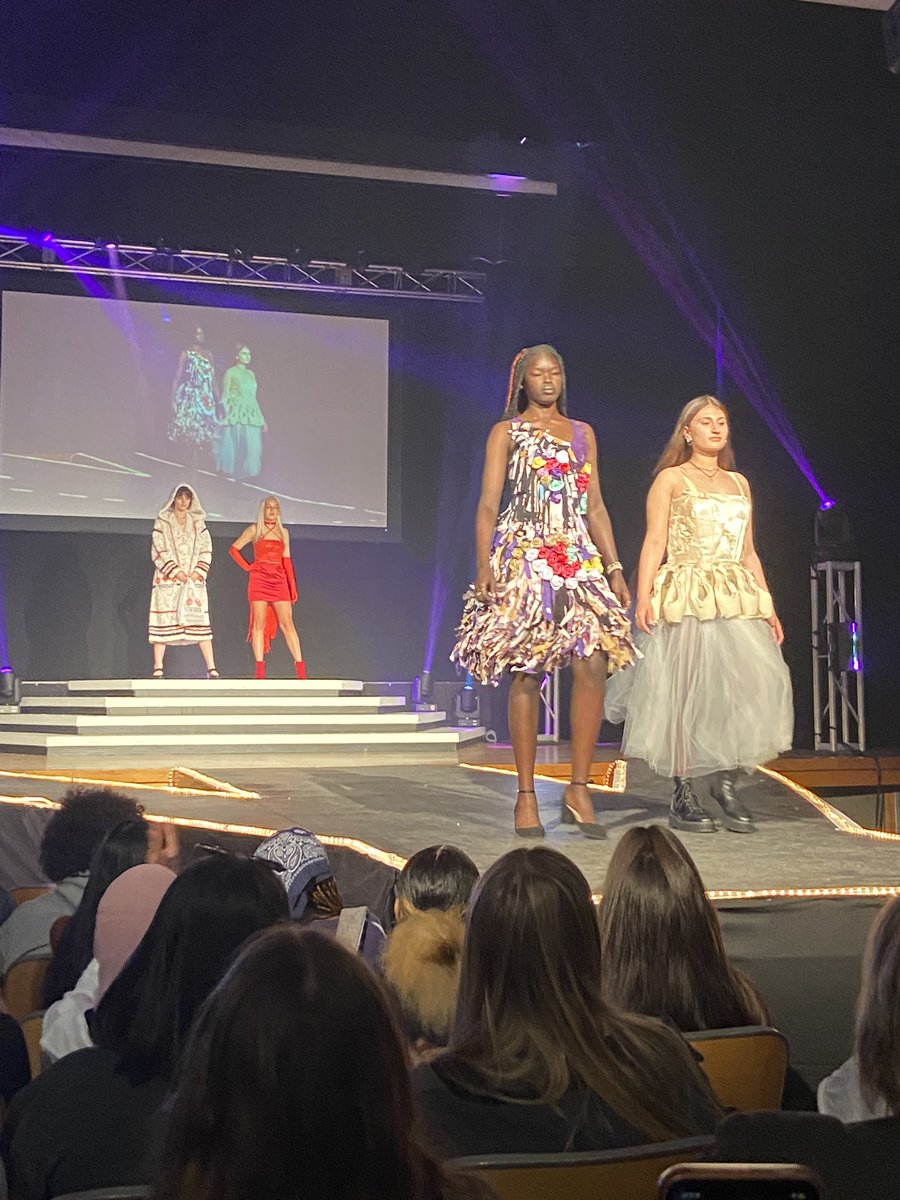 MsGarciaNHS's tweet photo. We had a great time supporting some students from North in the program! Congrats Dai Kay, Augustine Oropeza, and Roxana Barahona! https://t.co/FthqiCvPNJ