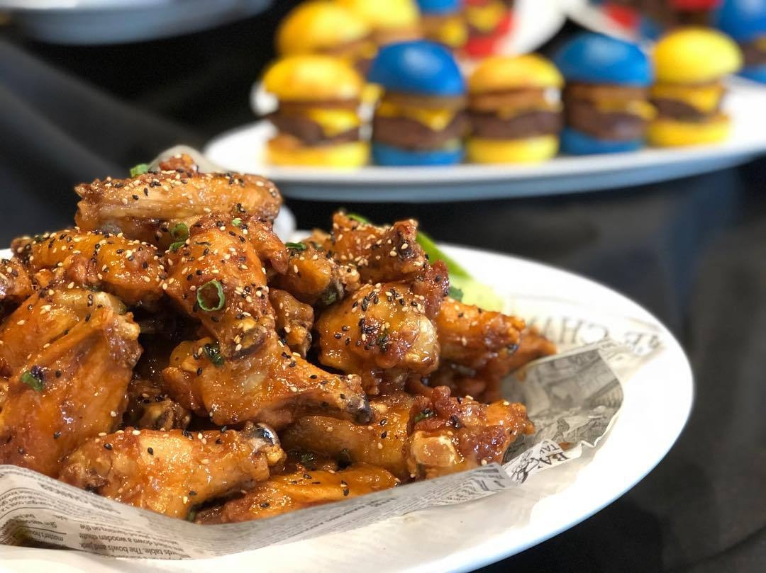 Bring a big appetite to the big screen for our Buffalo Chicken Wings! Tossed in buffalo sauce, topped with green onions, celery sticks, and served with ranch dressing. 😋 #theatredining #luxurytheatre #SanDiego #TheatreBoxSD #SugarFactory 📸: @wickedpr