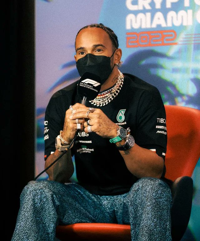 SoyMotor.com on Twitter: "Lewis Hamilton se presenta con tres relojes,  varios collares y ocho anillos tras la prohibición de joyas de la FIA. #F1  #MiamiGP https://t.co/UdcRyO5kDL" / Twitter