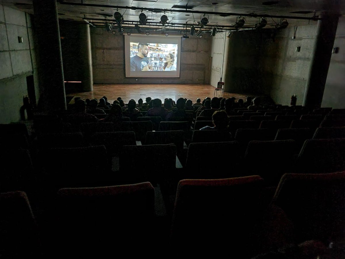 ciudad_cesares's tweet photo. Gracias a todos quienes asistieron a la primera función de nuestra película.
Gracias a @BibliotecadStgo por el espacio, a la experiencia de @fervientementeT por coordinar este evento.
Y gracias a todos quienes hicieron posible la película.
Gracias gracias. #laciudaddeloscesares https://t.co/tF1sKOZxkt