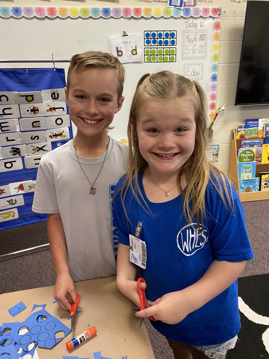 KingKellyTeam's tweet photo. Helping our 1st grade friends get ready for their Farmer’s Market shop. 😊🍓🍌🫐🍑🍇#ib #groWHere #whesthrivers https://t.co/lWYIs2S1Ni