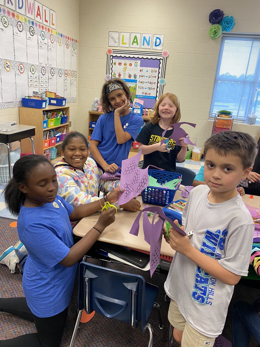 KingKellyTeam's tweet photo. Helping our 1st grade friends get ready for their Farmer’s Market shop. 😊🍓🍌🫐🍑🍇#ib #groWHere #whesthrivers https://t.co/lWYIs2S1Ni