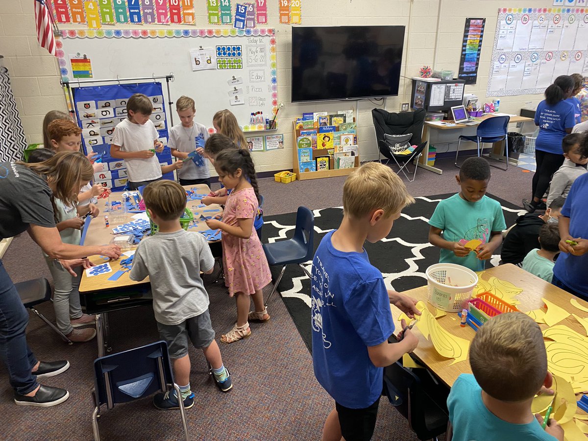 KingKellyTeam's tweet photo. Helping our 1st grade friends get ready for their Farmer’s Market shop. 😊🍓🍌🫐🍑🍇#ib #groWHere #whesthrivers https://t.co/lWYIs2S1Ni