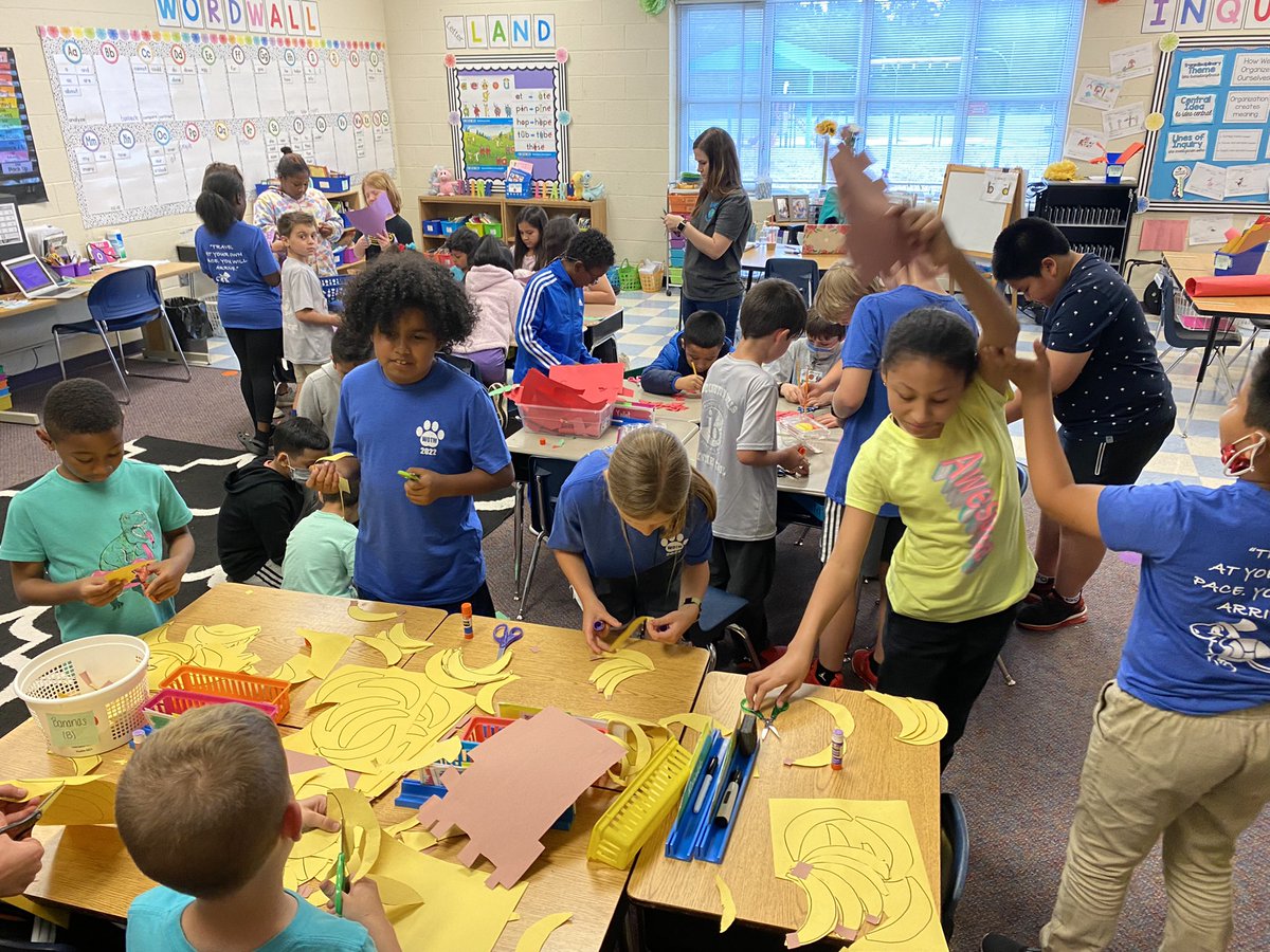 KingKellyTeam's tweet photo. Helping our 1st grade friends get ready for their Farmer’s Market shop. 😊🍓🍌🫐🍑🍇#ib #groWHere #whesthrivers https://t.co/lWYIs2S1Ni