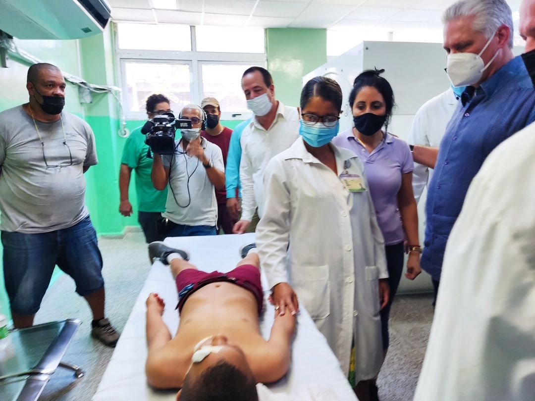 PortalCubaSi's tweet photo. #Rectificamos | De la escuela primaria colindante al #HotelSaratoga, tres niños recibieron heridas leves. Son atendidos en instalaciones hospitalarias. El resto de los estudiantes ya están en sus casas, con sus familiares.
#CubaEsSolidaridad🇨🇺 https://t.co/0T65Fqkubb