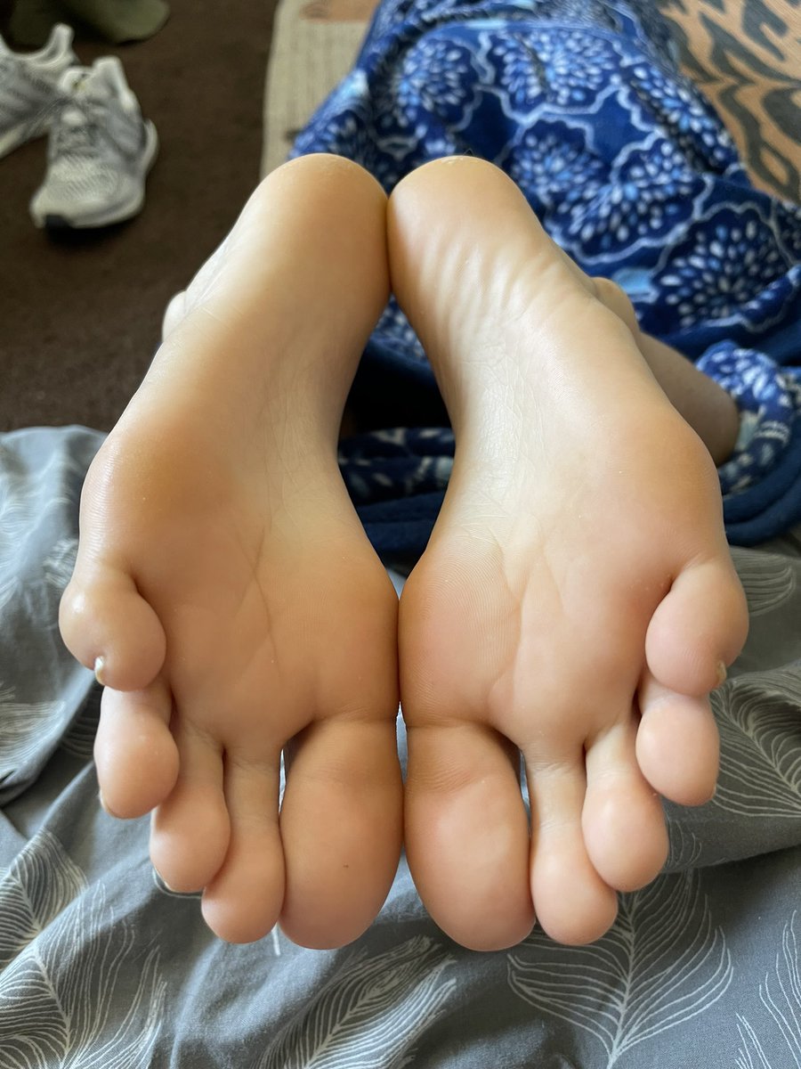 HOSoles's tweet photo. “How do you like my size 8 high arched soft funky soles? Go ahead give them a long deep sniff! I want to feel your rock hard dick and warm load on them after your done taking in the scent” - @hang10toess https://t.co/J3xXKjnOAv