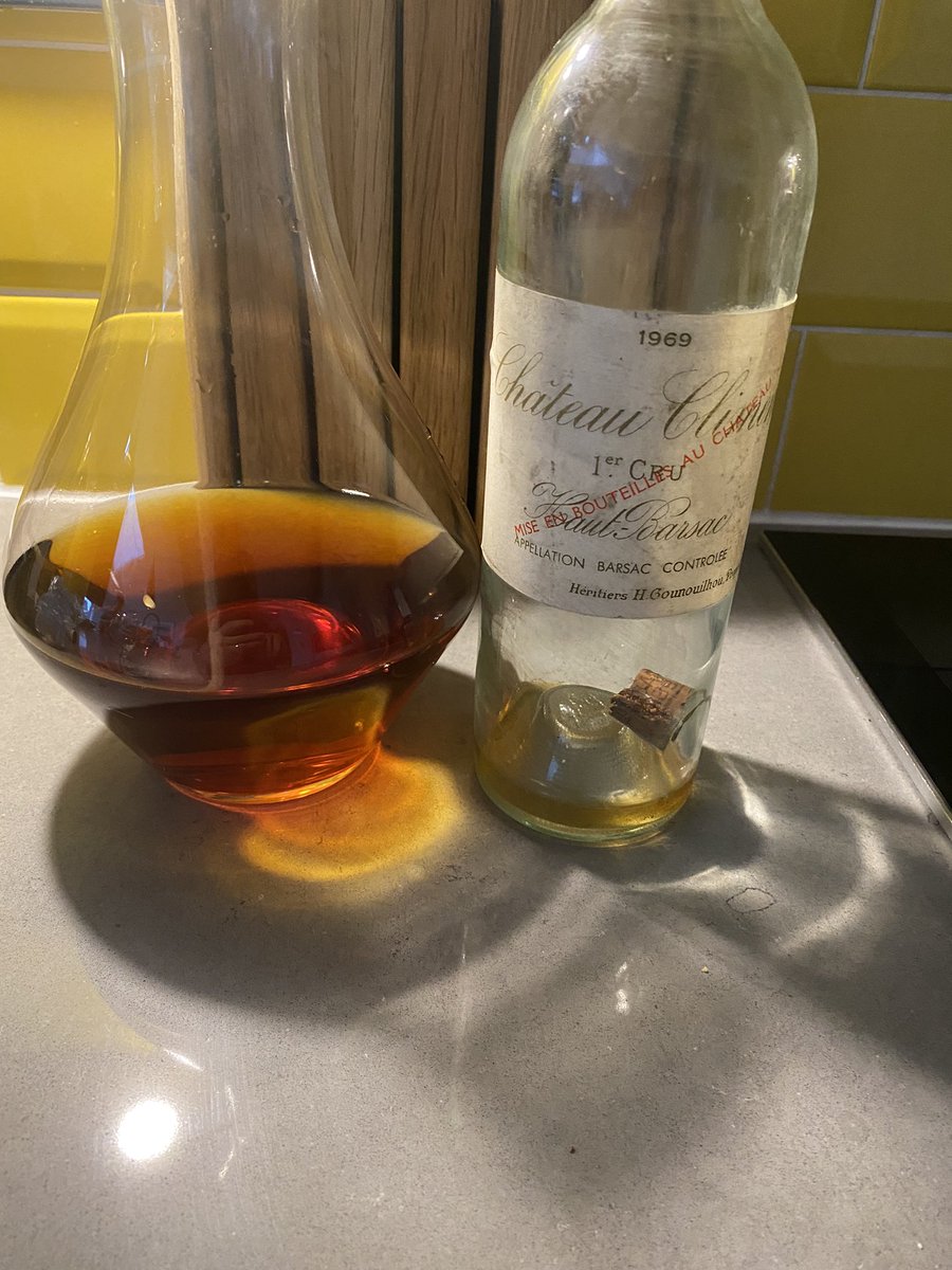 geeivers's tweet photo. Climens 1969 (pls excuse the broken cork in the bottle !). A wonderful wine, full of orange notes. What a wine ! #Sauternes #Climens #bordeaux https://t.co/7P1pF8KttE