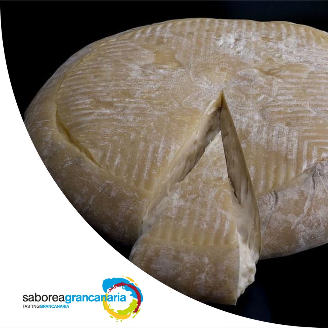 SaboreaGC's tweet photo. ¿Sabías que el #QuesoDeFlor utiliza para su elaboración cuajo vegetal y por eso tiene ese peculiar sabor?☝️ @Dabizdiverxo pudo saborearlo en su visita a #GranCanaria con motivo de las jornadas #Orígenes22 😋
#SaboreaGranCanaria #TastingSpain @SaboreaEspana @turismogc https://t.co/pny6oSIEr7
