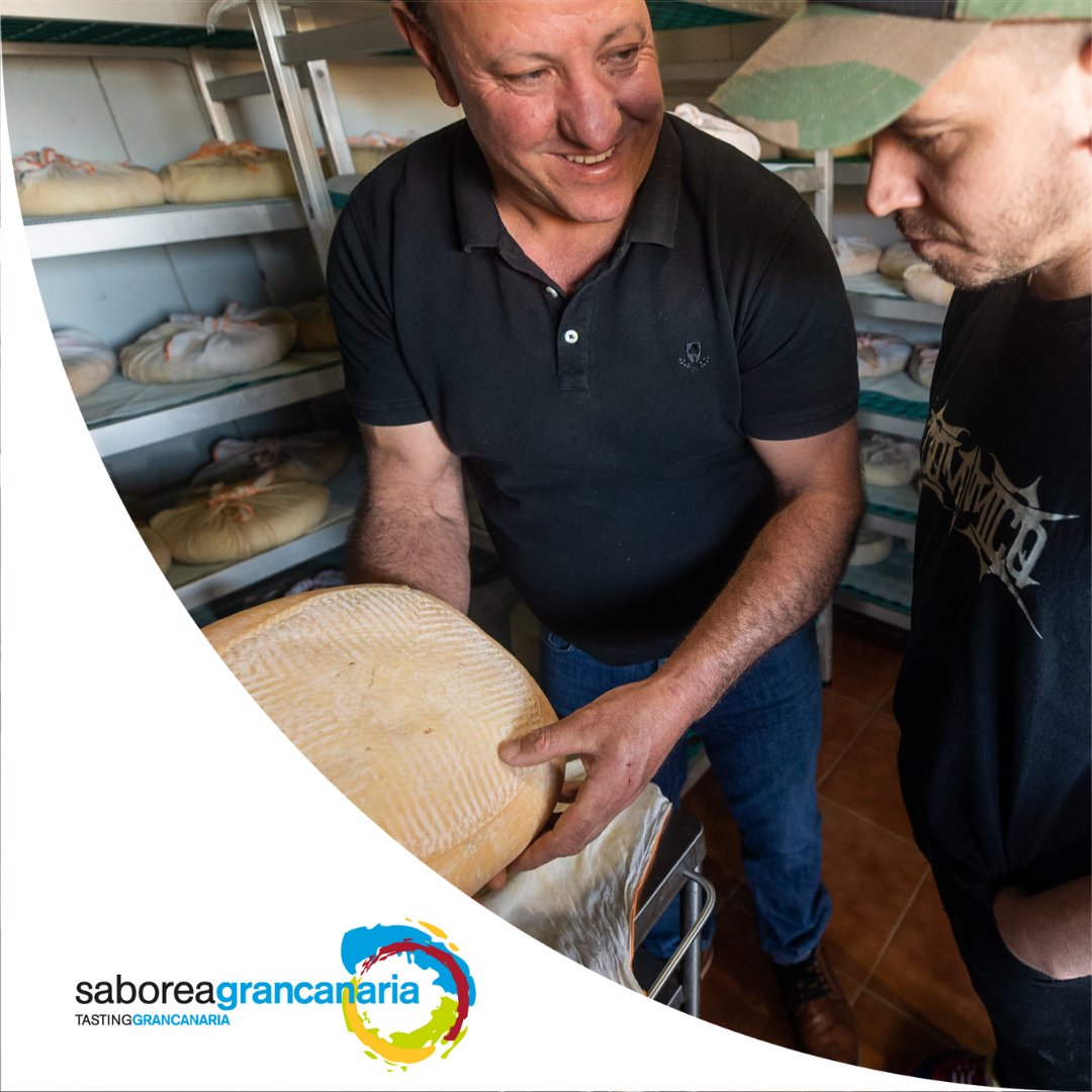 SaboreaGC's tweet photo. ¿Sabías que el #QuesoDeFlor utiliza para su elaboración cuajo vegetal y por eso tiene ese peculiar sabor?☝️ @Dabizdiverxo pudo saborearlo en su visita a #GranCanaria con motivo de las jornadas #Orígenes22 😋
#SaboreaGranCanaria #TastingSpain @SaboreaEspana @turismogc https://t.co/pny6oSIEr7