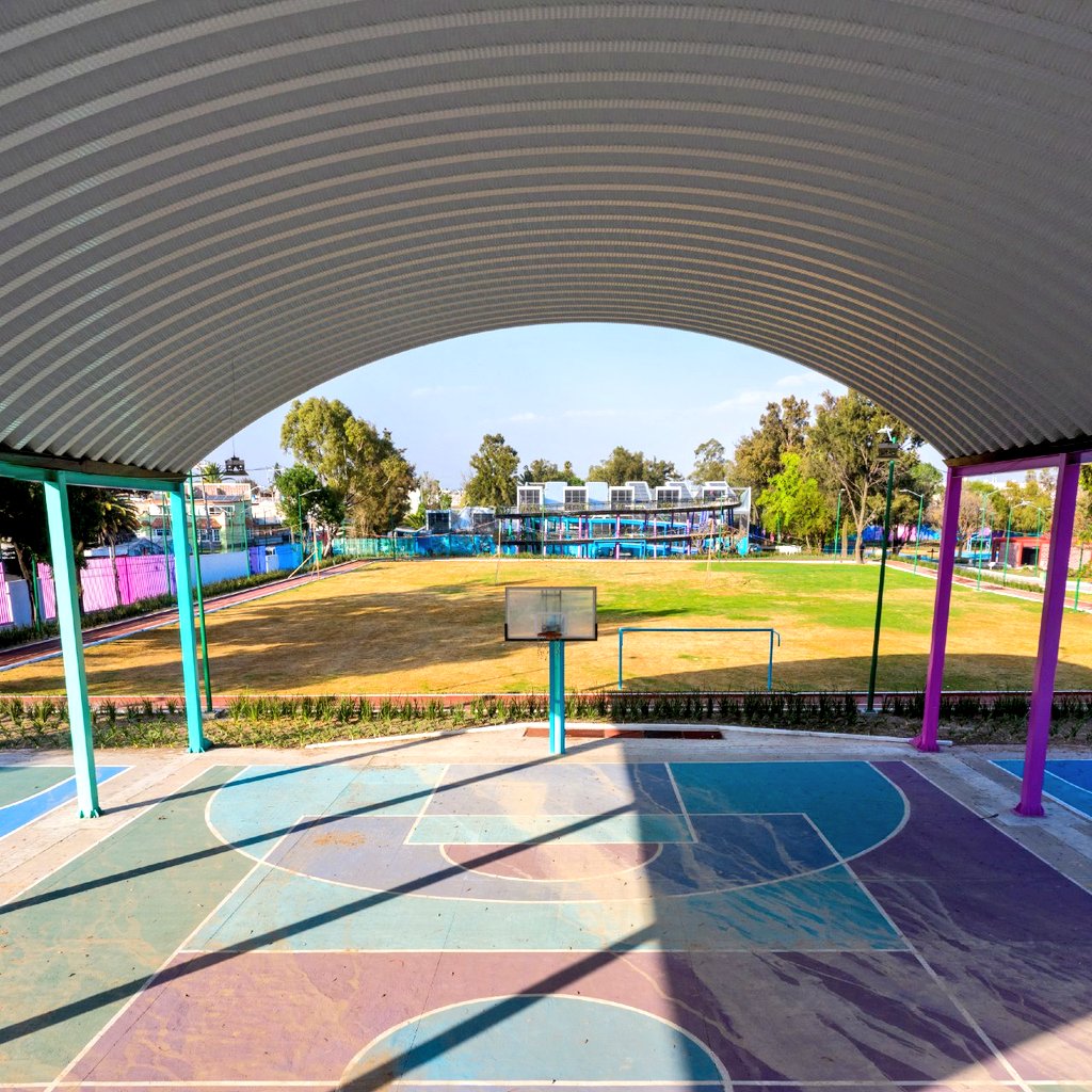 ClaraBrugadaM's tweet photo. La #UTOPÍALaCascada cuenta también con un gran equipamiento deportivo, entre el que se encuentran 6 #Multicanchas para practicar disciplinas como básquebol o voleibol. Garantizamos tu derecho al deporte en espacios públicos de calidad con los que seguimos #TransformandoIztapalapa https://t.co/PLm6CKRloD