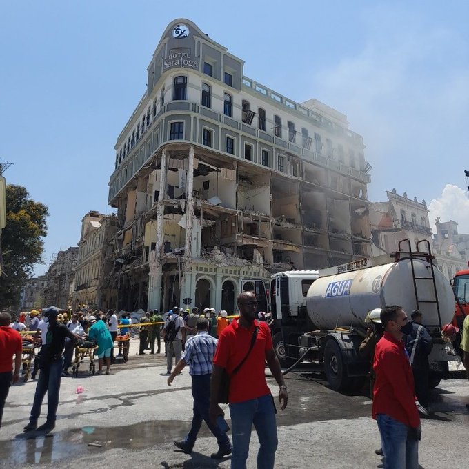 DrRobertoMOjeda's tweet photo. Momento de dolor y solidaridad en #Cuba ante el lamentable accidente en el #HotelSaratoga. Sentidas condolencias a los familiares de las víctimas fatales y apoyo a los lesionados que están siendo atendidos por los valerosos trabajadores del @MINSAPCuba. @DiazCanelB https://t.co/cfEUJqcjNz