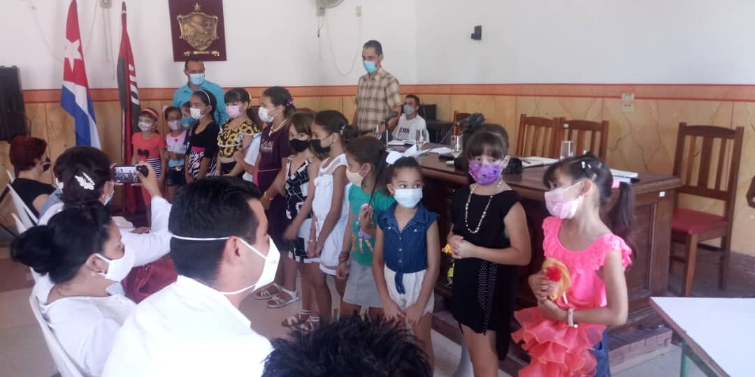 HolguinGobierno's tweet photo. Los pioneros de la Escuela Primaria Héroes de Girón este 6 de mayo dedicó un homenaje especial a las madres cubanas en la Sede del #PoderPopularBanes. https://t.co/DsrUcM8ivA
