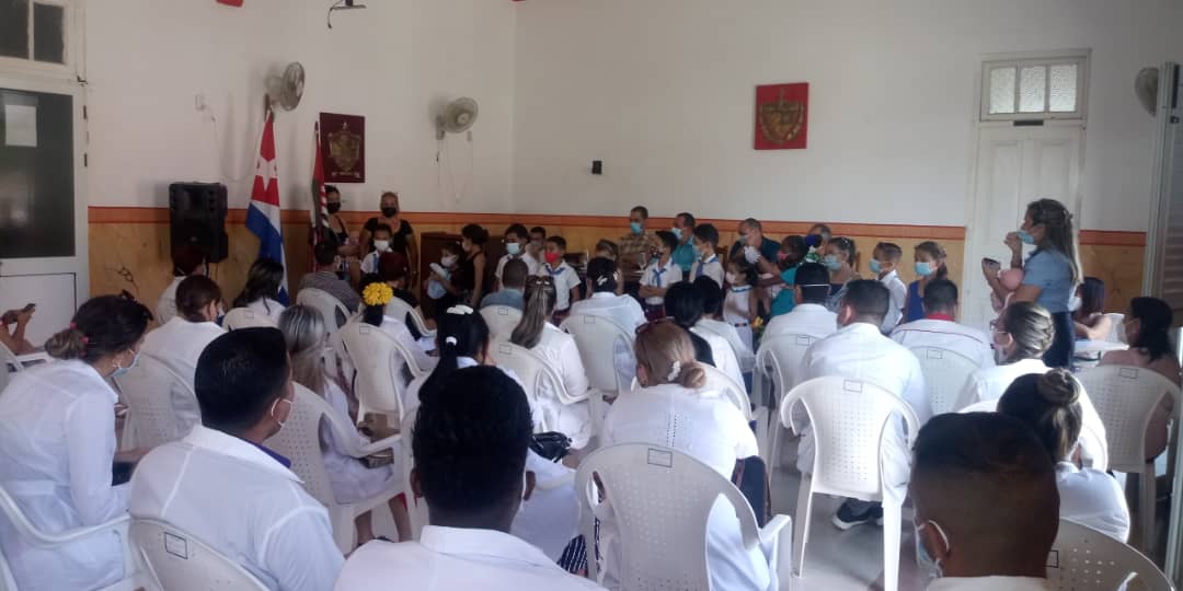 HolguinGobierno's tweet photo. Los pioneros de la Escuela Primaria Héroes de Girón este 6 de mayo dedicó un homenaje especial a las madres cubanas en la Sede del #PoderPopularBanes. https://t.co/DsrUcM8ivA