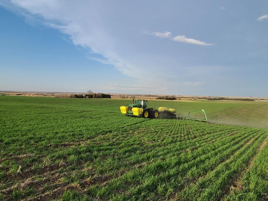 ADM_Farm_Direct's tweet photo. A customer in Ericson, NE was applying the new ADM CS43 last week. University trials showed when applied at planting, CS43 boosts corn yields by up to 7 bu/acre, helping soil microbes deliver nutrients to developing plants. 

🇺🇸 Learn more: https://t.co/cy4rrcNK6d https://t.co/zEiInmCjFz