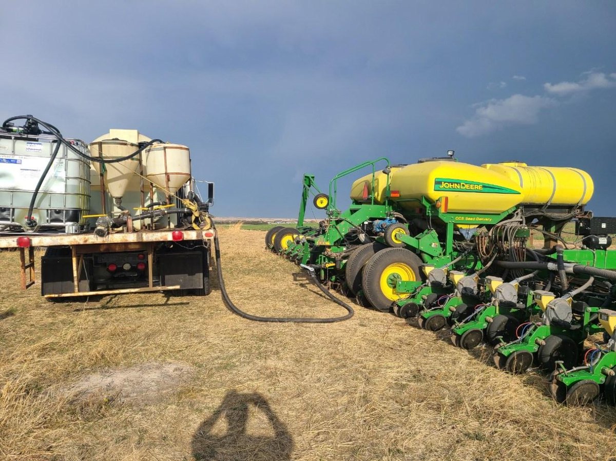 ADM_Farm_Direct's tweet photo. A customer in Ericson, NE was applying the new ADM CS43 last week. University trials showed when applied at planting, CS43 boosts corn yields by up to 7 bu/acre, helping soil microbes deliver nutrients to developing plants. 

🇺🇸 Learn more: https://t.co/cy4rrcNK6d https://t.co/zEiInmCjFz