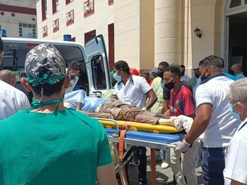 DrRobertoMOjeda's tweet photo. Momento de dolor y solidaridad en #Cuba ante el lamentable accidente en el #HotelSaratoga. Sentidas condolencias a los familiares de las víctimas fatales y apoyo a los lesionados que están siendo atendidos por los valerosos trabajadores del @MINSAPCuba. @DiazCanelB https://t.co/cfEUJqcjNz