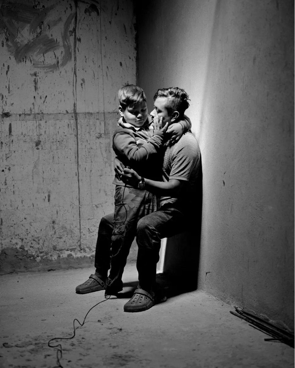 revistabrujulam's tweet photo. Este año el #fotógrafo australiano #AdamFerguson gano el premio Photographer of the Year con una serie de autorretratos titulada Migrantes, que retrata la migración de #México a #EEUU. https://t.co/6PzppvJ8d3