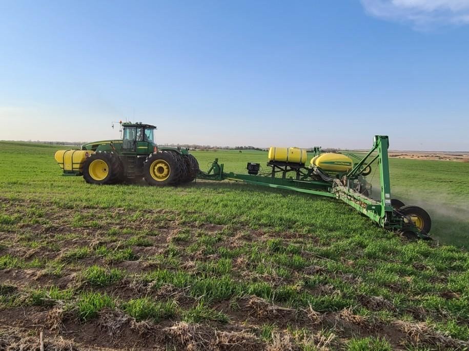 ADM_Farm_Direct's tweet photo. A customer in Ericson, NE was applying the new ADM CS43 last week. University trials showed when applied at planting, CS43 boosts corn yields by up to 7 bu/acre, helping soil microbes deliver nutrients to developing plants. 

🇺🇸 Learn more: https://t.co/cy4rrcNK6d https://t.co/zEiInmCjFz