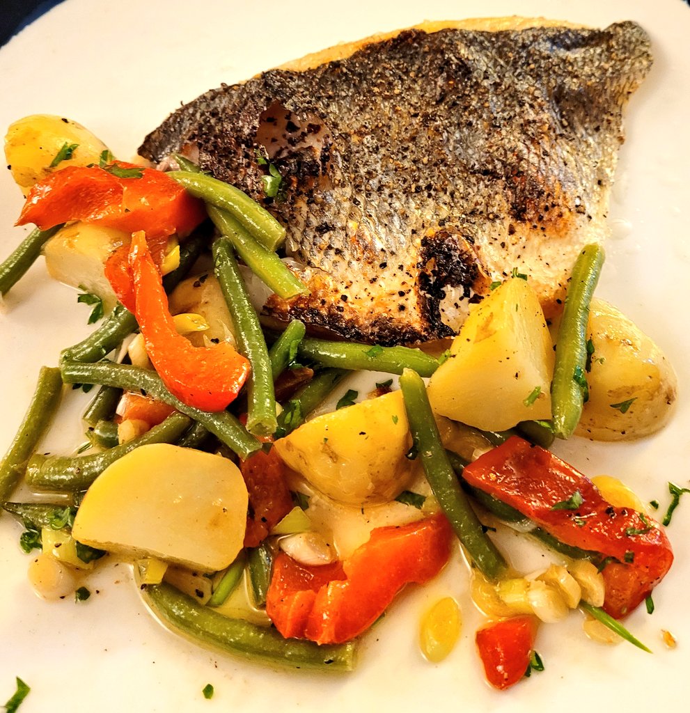 venchrisallsopp's tweet photo. Enjoying Sea Bass from Charlie's Fresh Fish in #Lambourn Market today #notmasterchef https://t.co/85Q8eCYfQC