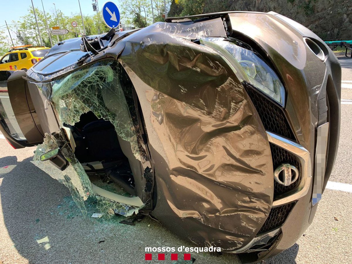 mossos's tweet photo. Un agent fora de servei ha ajudat avui un matrimoni gran que havia patit un accident de trànsit a la carretera de la Rabassada a Collserola. La parella havia quedat atrapada però el mosso ha trencat els vidres i, amb ajut d'un ciutadà, els han pogut treure il·lesos https://t.co/oak3U8mQhq