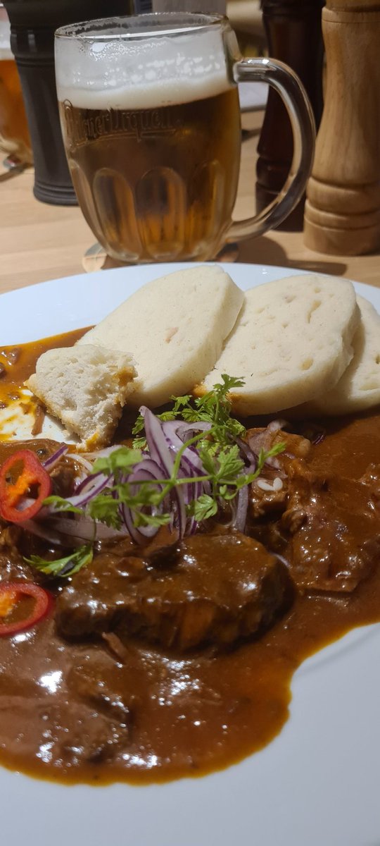 bruneliberty_'s tweet photo. Gulash / Dampfnudel / Bière 
#Pragues https://t.co/UH2OkFEgCH