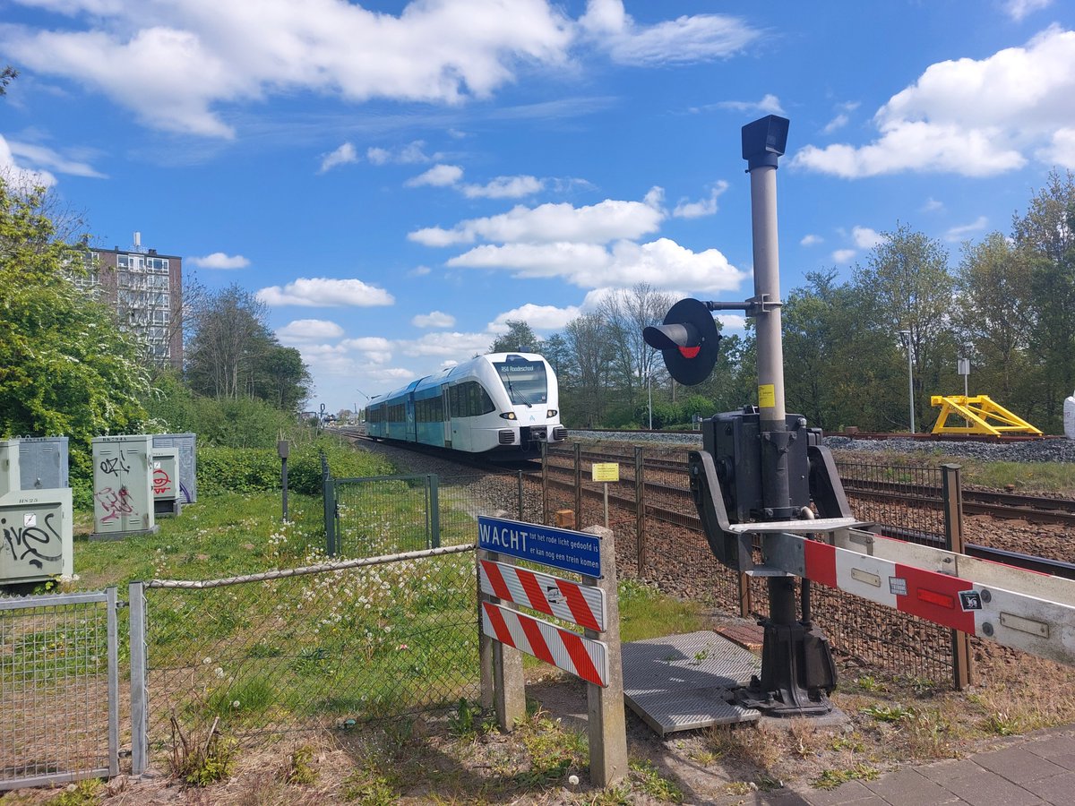 eurovermeer's tweet photo. #treinleven #Groningen 14.52 - #Roodeschool #spurt #treinstel 312 @Arriva_NL #Peizerweg > https://t.co/qbYGRlkw3E