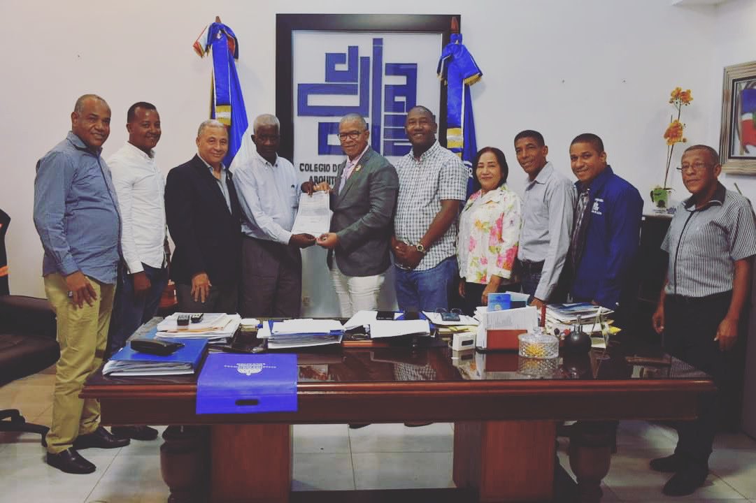 CodiaCentral's tweet photo. El presidente del Colegio Dominicano de Ingenieros, Arquitectos y Agrimensores (CODIA) ingeniero Dolores Núñez y miembros de la Junta Directiva 2021-2022 entregaron el titulo definitivo del solar para la delegación del CODIA-Azua. #CodiaRD https://t.co/iGCAJovuQm