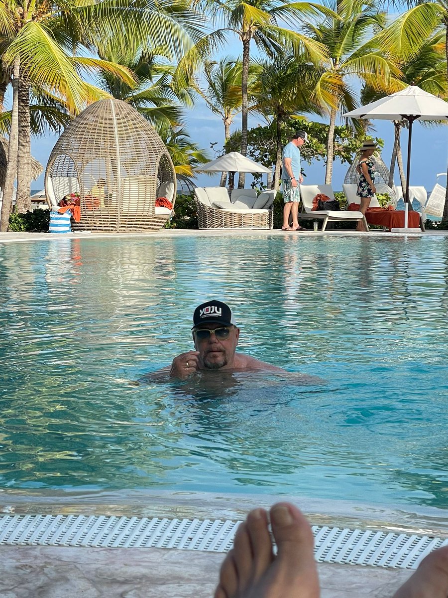 enriquebermudez's tweet photo. Mis brothers y sisters, alguien me puede ayudar quitando los pies de la foto?? https://t.co/ldm5fKVtjP