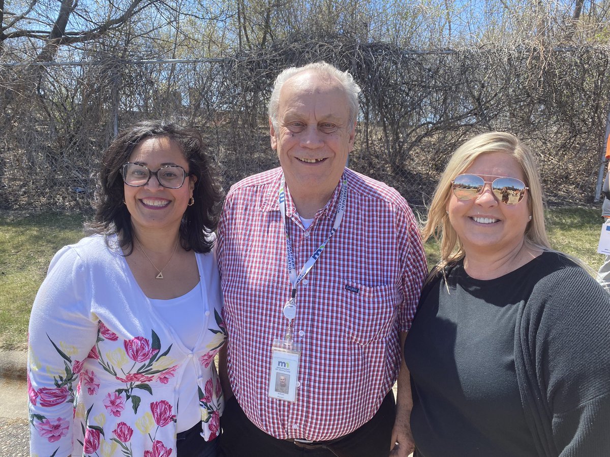 Congratulations to Bill Kiesow for his 50 years of service to the state of #Minnesota and @MnDeptEd! Commissioner @hmuellermn and I are grateful for public servants like him. #PublicServiceRecognitionWeek