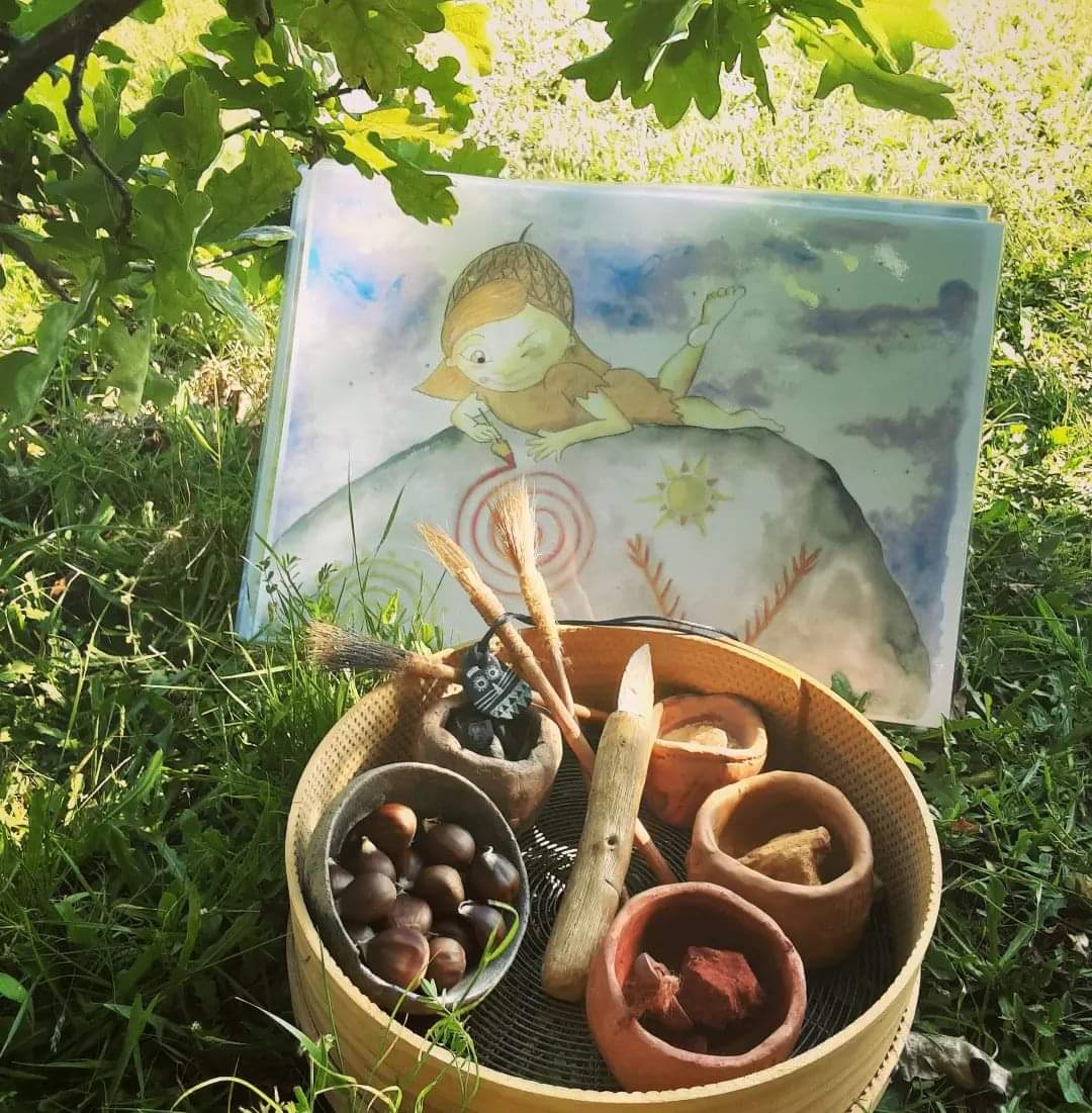 ParqueA's tweet photo. Aproveitando o bo tempo da #primavera 🌼 😍. Da gusto poder facer ao aire libre os nosos #obradoiros didácticos! Nesta ocasión, o #contacontos de #Landra. 📖
#arterupestreonfire #somosmuseo #delmuseoalapiedra #cuentosinfantiles https://t.co/p7nFOT4EYB