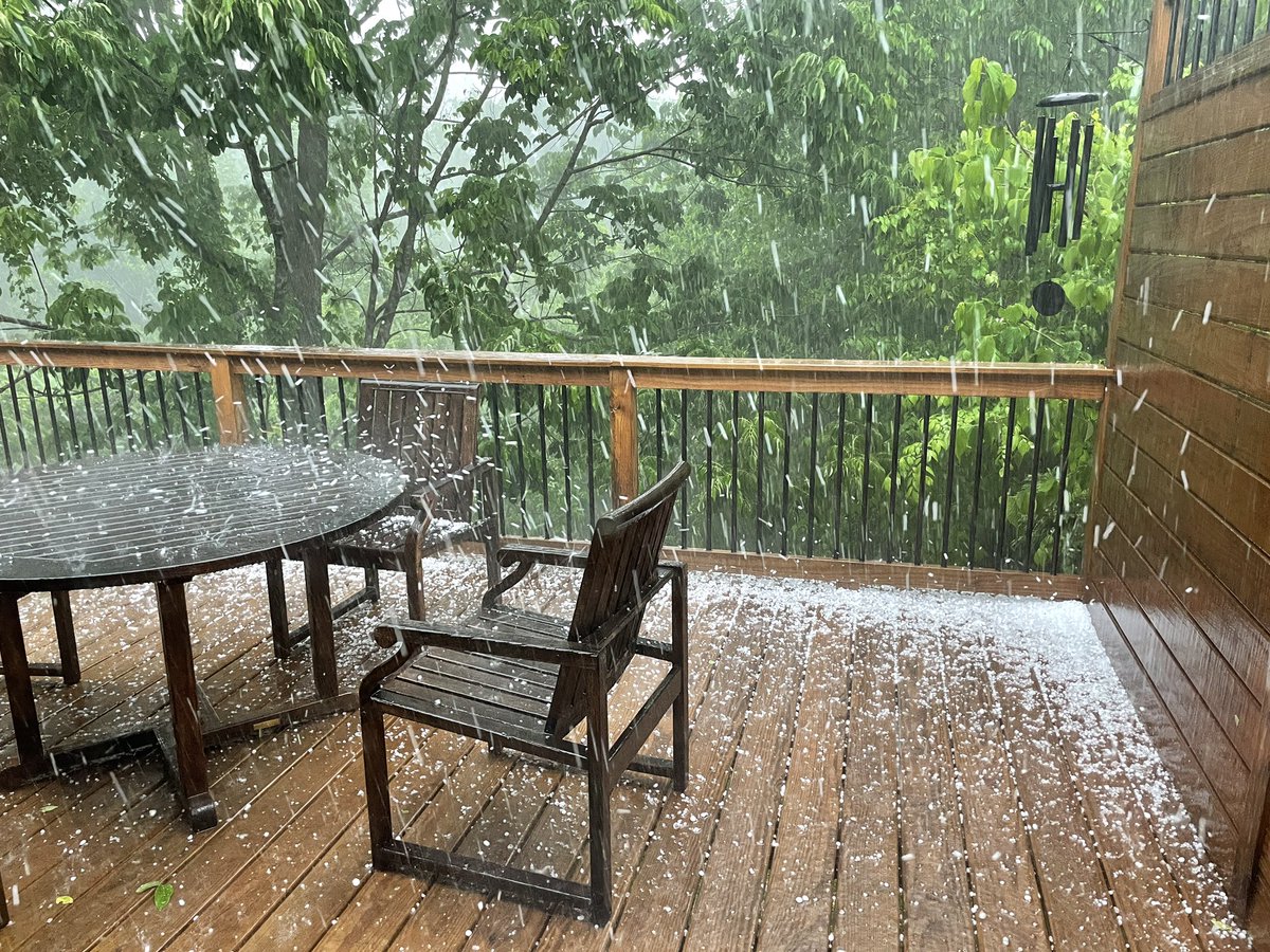 benjaminkaufman's tweet photo. @NashSevereWx Tons of hail coming down at Old Hick &amp; Nolensville. #tspotter #hailmary https://t.co/pIUZUw85jx
