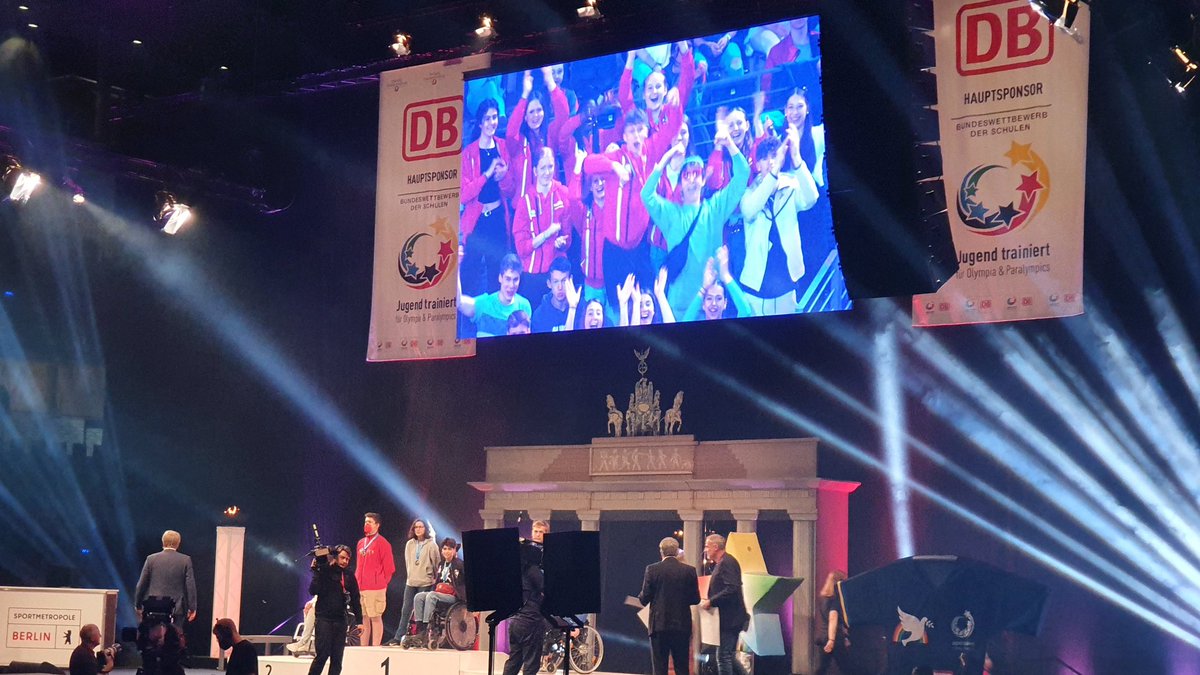 bsb_berlin's tweet photo. Bei der Abschlussveranstaltung Jugend-trainiert-für-#Olympia &amp; #Paralympics werden auch die Sieger*innen in den paralympischen Sportarten #Goalball und #Rollstuhkbasketball ausgezeichnet.
Großartige Show für #JtfO &amp; #JtfP. https://t.co/kq5MuM24w0