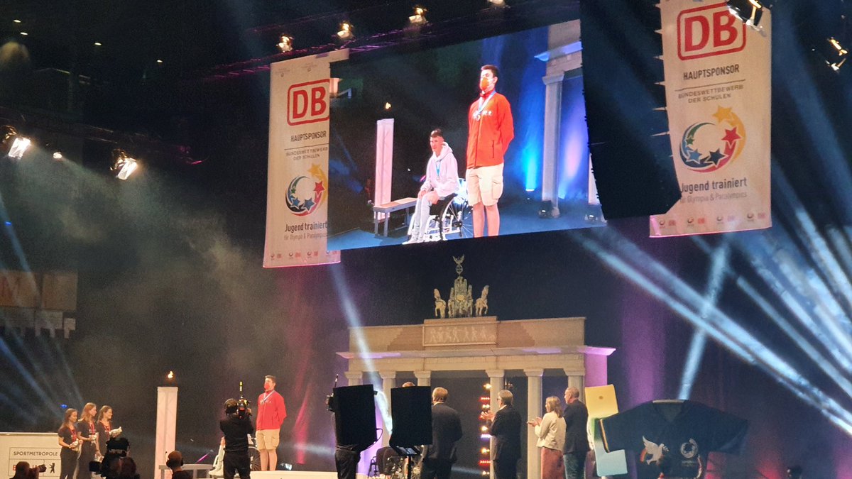 bsb_berlin's tweet photo. Bei der Abschlussveranstaltung Jugend-trainiert-für-#Olympia &amp; #Paralympics werden auch die Sieger*innen in den paralympischen Sportarten #Goalball und #Rollstuhkbasketball ausgezeichnet.
Großartige Show für #JtfO &amp; #JtfP. https://t.co/kq5MuM24w0