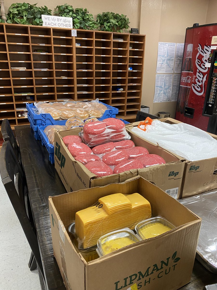 TonyaHouston70's tweet photo. Getting ready for our antless picnic in appreciation of our teachers!!@MaribelAranda12 @CrockettColts @EctorCountyISD https://t.co/qrIP8Oek8M