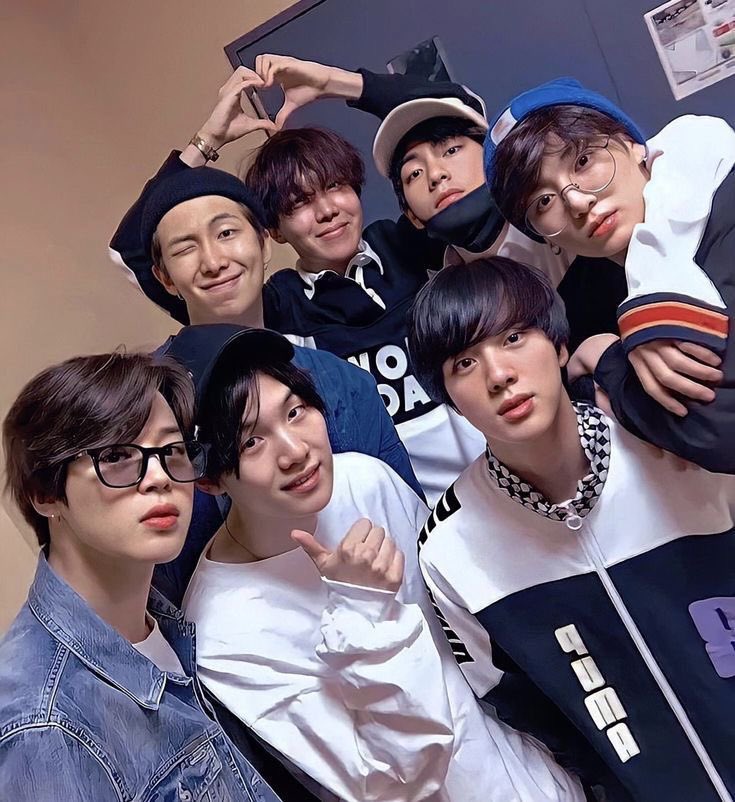 yoonmin_tk's tweet photo. Mavi şapkalı çıtırın ınsta var mı acil bulabilir misiniz aşık oldum https://t.co/Luss9SVY8d