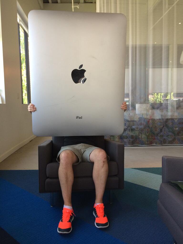 M1Maximum's tweet photo. What my 12.9” iPad Pro feels like after using the iPad Mini for the last few days: https://t.co/o9bh7hY349