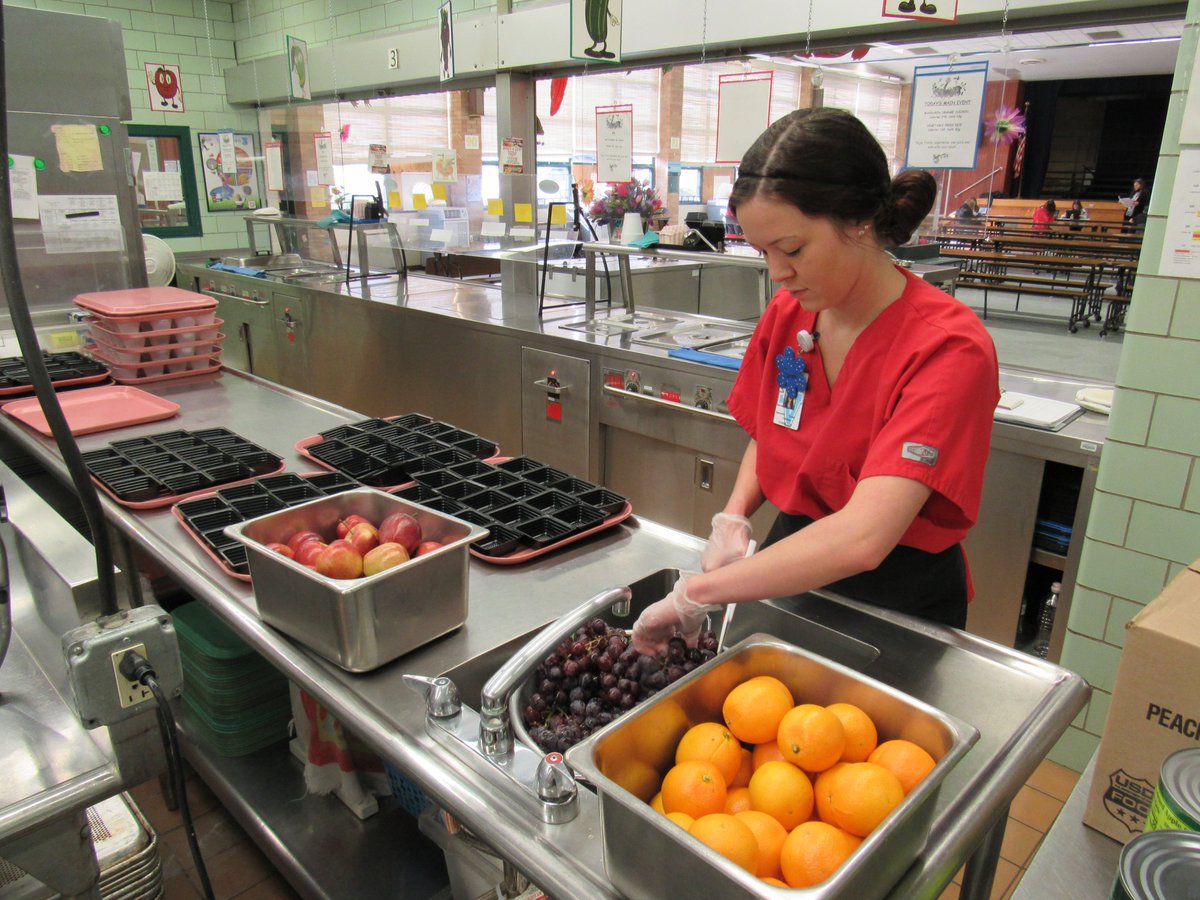 Seneca_Valley's tweet photo. Itβs #SchoolLunchHeroDay & weβre celebrating all our cafeteria staff & meal volunteers who are feeding our students every week. Between preparing food & offering service with a smile, SV cafeteria workers have a lot on their plate! Thank you for what you do! #SVStaffRock #SLHD22 https://t.co/936sem0ARI