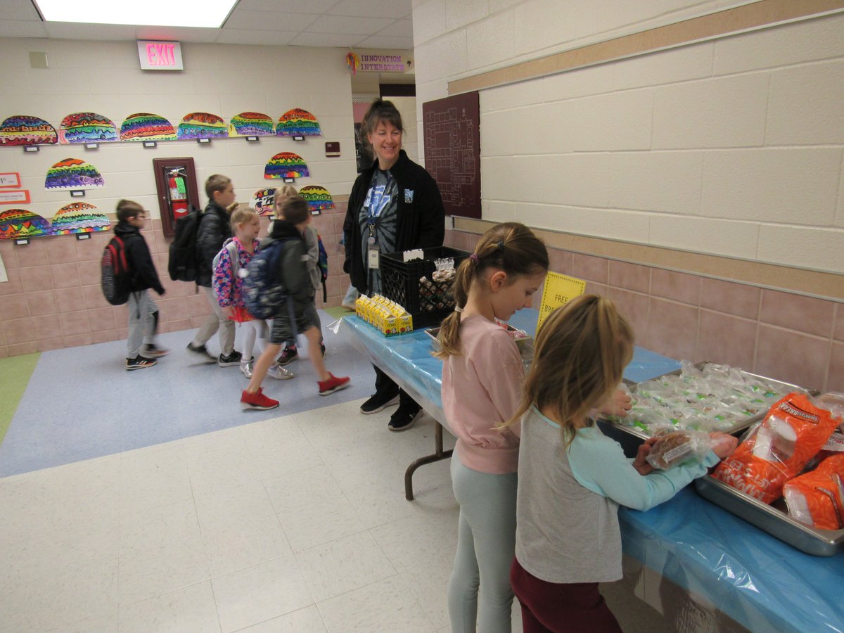 Seneca_Valley's tweet photo. Itβs #SchoolLunchHeroDay & weβre celebrating all our cafeteria staff & meal volunteers who are feeding our students every week. Between preparing food & offering service with a smile, SV cafeteria workers have a lot on their plate! Thank you for what you do! #SVStaffRock #SLHD22 https://t.co/936sem0ARI