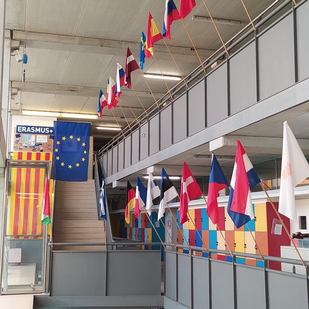 Escolaelcim's tweet photo. 🇪🇺A punt per rebre els amics Erasmus+ i celebrar el Dia d'Europa. Hem preparat una setmana plena d'activitats que ens permetran compartir experiències i ensenyar-los la nostra escola, ciutat i cultura. #ErasmusPlus @sepie_gob
#activecreativeenterprising
#escolesambaixadores
#epas https://t.co/6xbrye9UBU