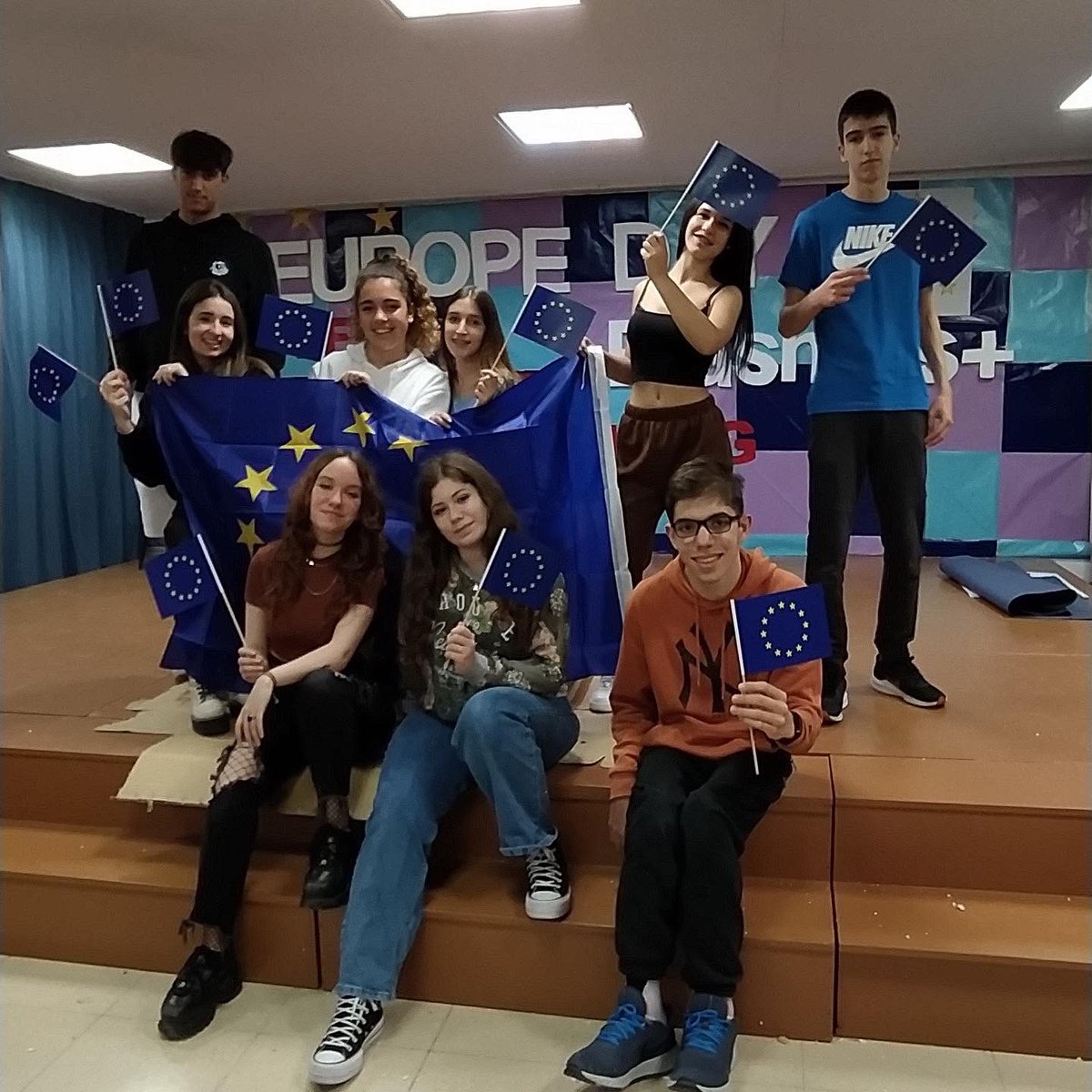 Escolaelcim's tweet photo. 🇪🇺A punt per rebre els amics Erasmus+ i celebrar el Dia d'Europa. Hem preparat una setmana plena d'activitats que ens permetran compartir experiències i ensenyar-los la nostra escola, ciutat i cultura. #ErasmusPlus @sepie_gob
#activecreativeenterprising
#escolesambaixadores
#epas https://t.co/6xbrye9UBU
