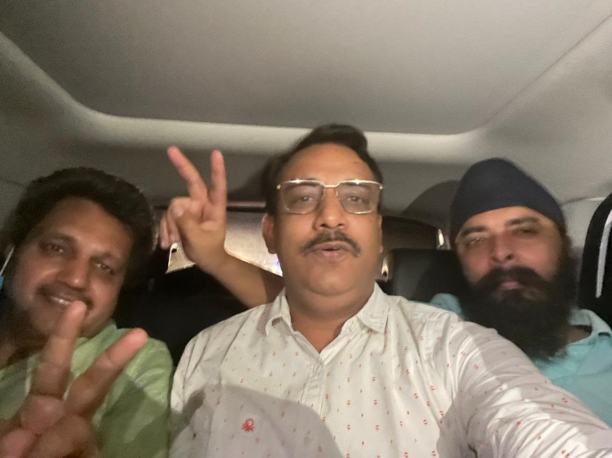 RajivBabbarbjp's tweet photo. फाइनली हम @TajinderBagga को रिहा करवा के उसके घर ले जा रहे है । #iStandWithTajinderBagga सत्यमेव जयते । https://t.co/gE1CDn3Ahy