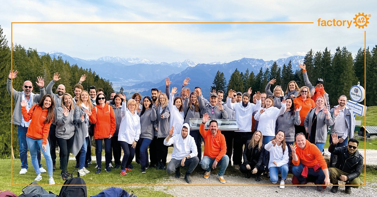 Hoch die Hände - #WOCHENENDE! 🙌🏻

Kleiner #Throwback zu letztem Freitag...an dem wir mit unserem fantastischen #Team den Blomberg unsicher gemacht haben. 

#factoryfamily #thankyou #teamspirit #orange #blomberg #teamevents #f42 #bergliebe #fun #rodeln #nomorewordsneeded