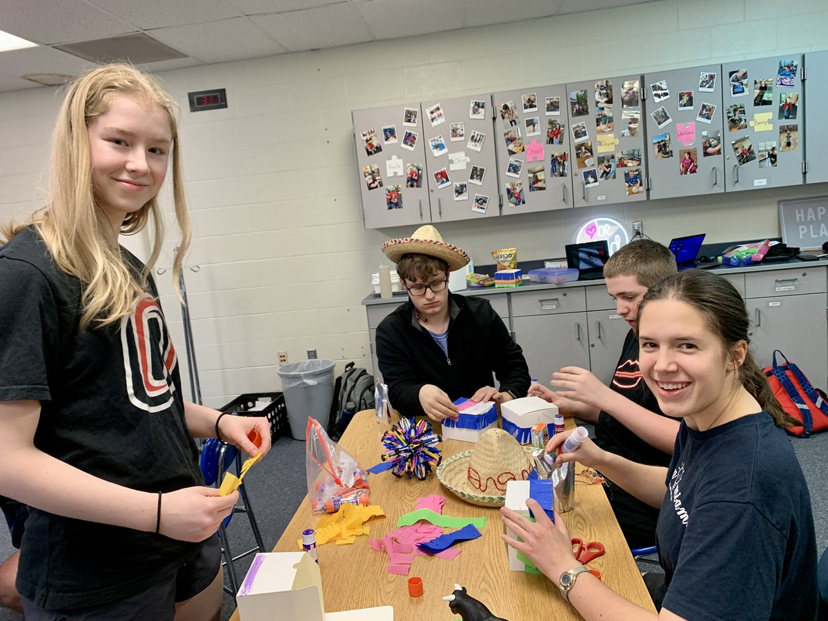 MNHSUnified's tweet photo. Thank you @mnspanish for celebrating Cinco de Mayo with Unified Club! ¡Nos divertimos! @MNHSActivities @MillardNorthHS @MillardPS #ChooseToInclude https://t.co/x7vysCzljc