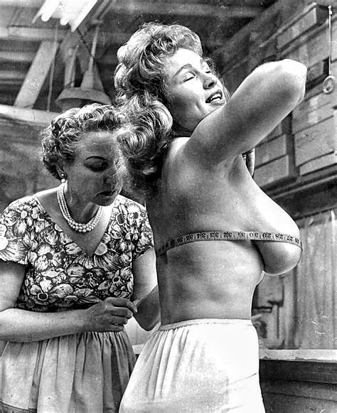 RetroAgeErotica's tweet photo. 🤔���� #vintage #retro #boobs #measurement https://t.co/X7QVEIzhm5