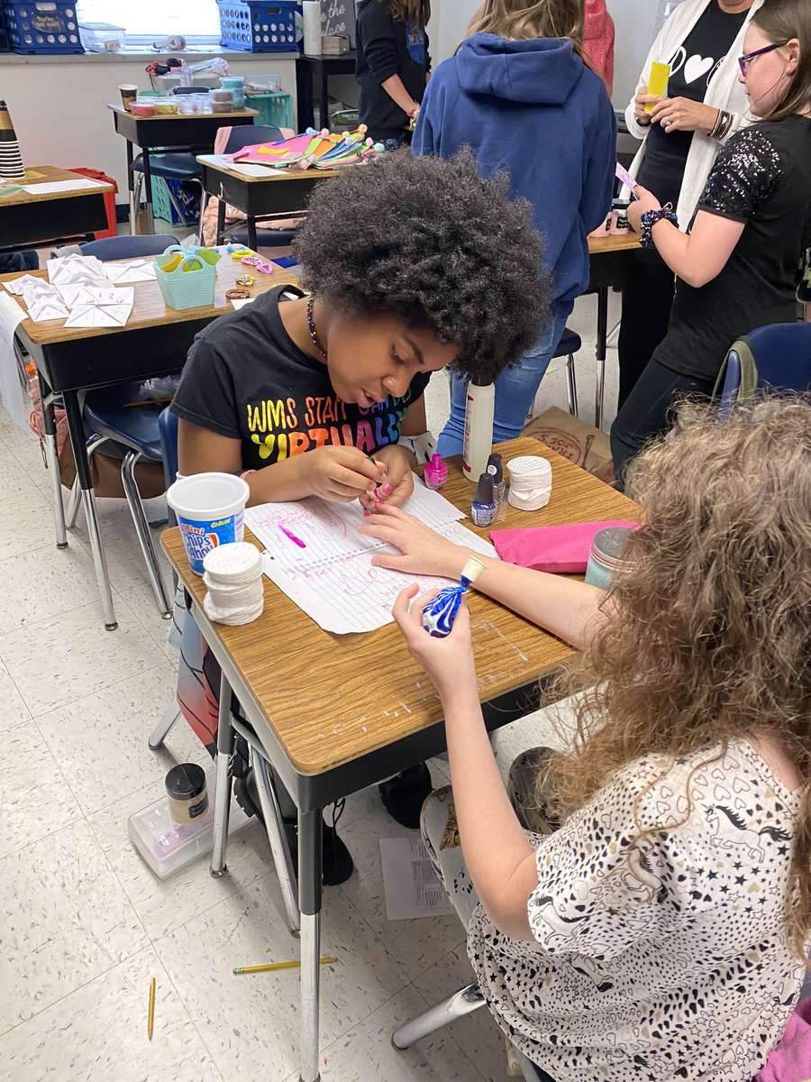HeritageBears's tweet photo. Market day in 4th grade. It was awesome to see all the great creations! #hierocks https://t.co/LP4JpKzCBm