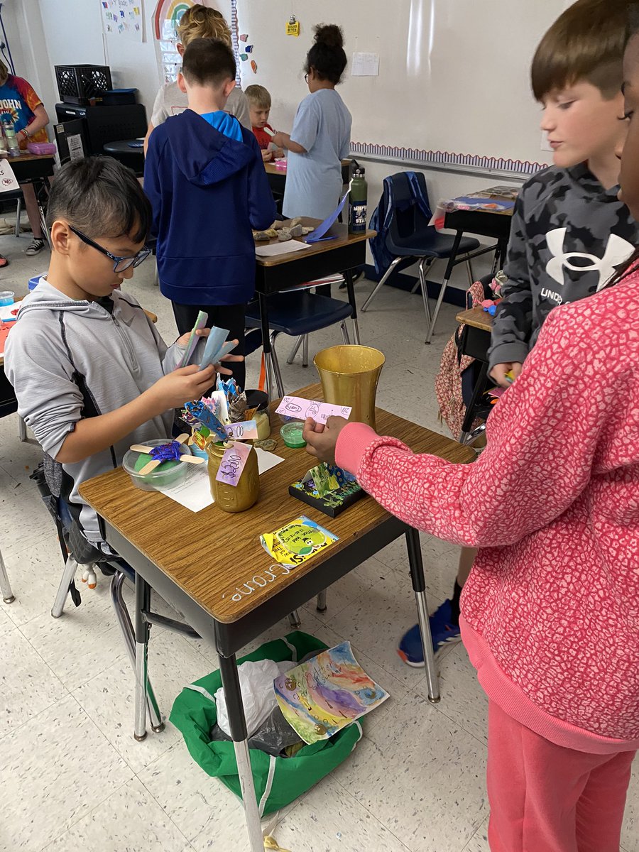 HeritageBears's tweet photo. Market day in 4th grade. It was awesome to see all the great creations! #hierocks https://t.co/LP4JpKzCBm